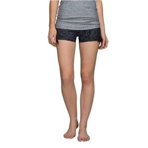 Lululemon Hot Hot Short Sz 6 (measured) Animal Swirl Deep Coal Light